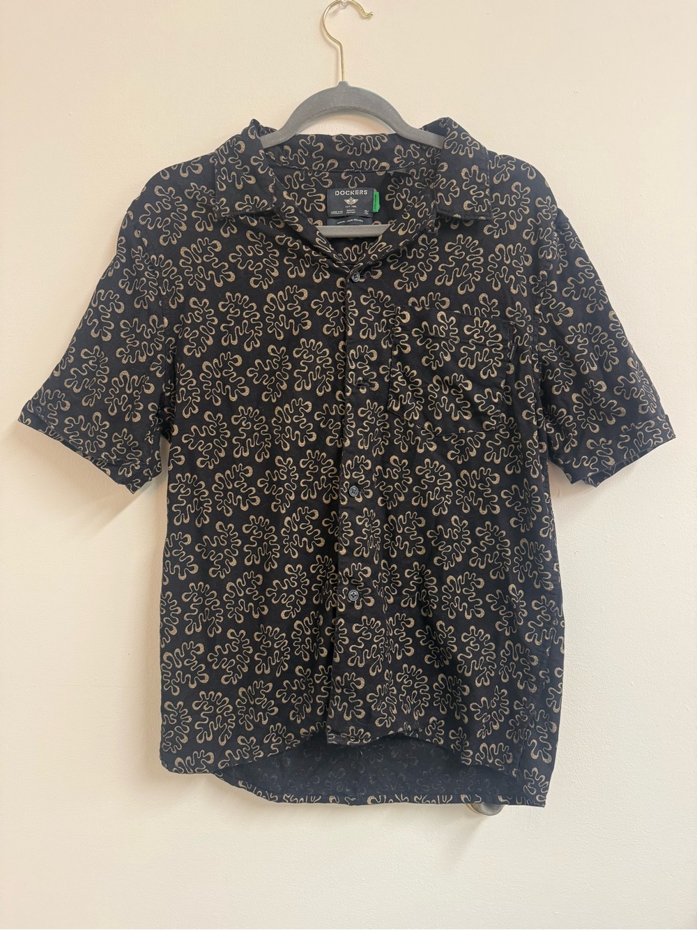 Dockers Black Short-Sleeve Button-Down with Beige Abstract Print